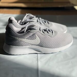 Nike tanjun gry new in original box